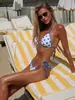Bikini Blanco Fresco y Popular 2026 con Lunares Azules, Borde con Volantes, Cuello Halter, Tirantes de Atar, para Vacaciones en la Playa y Aguas Termales, Bikini de Dos Piezas para Mujer