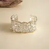 Pulseira Aberta Geométrica Oca com Textura de Metal Retrô Europeia e Americana Pulseira de Moda Personalizada Transfronteiriça Joia de Mão de Nicho para Mulheres