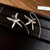 "Abalorio Floral de Perla" aretes de botón florales vintage con circonita y perla, aretes de lujo ligero de alta gama con un diseño único, aretes de nicho