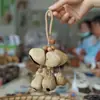 Cascabel Campana de Mano Carrillón Colgante de Bolsa Hecho a Mano Rayo de Sonido Cascabel Colgante Fruta Negra Indonesia Cáscara Fábrica Venta al por Mayor