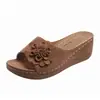 Pantuflas de cuña de talla grande transfronterizas para mujer 2025 Nuevo estilo de verano con diseño calado Sandalias Temu de venta caliente para mujer Sandalias ligeras para exteriores