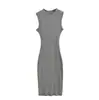 Vestido elegante e estiloso sem mangas para mulheres, perfeito para o verão. Este vestido maxi, que valoriza a silhueta, de corte justo, apresenta uma fenda e cintura marcada, acentuando suas curvas.