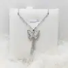 [Acero de Titanio] Borla Mariposa Lujo Ligero Moda Simple Hueco Exquisito Collar Cadena para Clavícula Todo Fósforo Colgante para Mujer