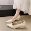 Elegantes zapatos de tacón alto blancos de punta fina y estilo de hada francés para mujer, nuevo modelo 2026, tacón de cuña, adecuados para ir al trabajo y al día a día.
