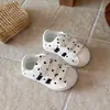 Tênis femininos de bolinhas com biqueira de concha, nova coleção de outono, com fechos de velcro, solas macias, estilo casual e esportivo, tênis brancos