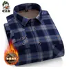 Popular Camisa Masculina Quente de Inverno com Veludo Engrossado de Manga Longa Xadrez Roupa Casual para Pais de Meia-Idade e Idosos
