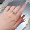 Anillo Mujing Jewelry de Plata S925 Modelo Transfronterizo Europeo y Americano de Diamante Blanco Redondo Facetado de 6*8mm Chapado en Oro