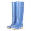 Botas de chuva impermeáveis de moda feminina 2024 transfronteiriças, versáteis, tendência, confortáveis, resistentes ao desgaste, quentes, sapatos d'água, cozinha, camping