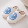 Pantuflas de algodón populares con cara sonriente transfronterizas para hombres y mujeres, pantuflas de algodón para parejas para uso doméstico, lindas pantuflas antideslizantes de dibujos animados con suela gruesa