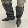 Botas de diseño único de punta fina plisadas apiladas, nuevo modelo primavera 2026, botas largas de caña ancha con hebilla de cinturón, botas altas de montar