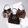 Bolsa Transversal Color Block de Nicho Outono/Inverno 2026, Bolsa de Mão Patchwork em Couro Genuíno, Versátil com Pingente de Pônei, Bolsa Saco de Ombro Único