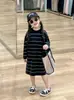 Outono 2024 Nova Roupa Infantil Coreana Meninas Estilo Preguiçoso Listrado Lã Fenda nas Costas Vestido Moderno