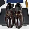 Sapatos Masculinos de Couro de Luxo Fivela Triângulo Couro Bovino Loafers Britânicos Bico Redondo Slip-ons Sapatos de Couro de Um Passo Grão Aberto Polido