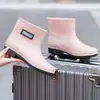 Botas de lluvia para mujer hasta la pantorrilla, calzado de exterior de caña corta a la moda, antideslizantes, zapatos de goma de caña baja, impermeables, elegantes y con forro de polar