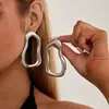 Accesorios de Moda Transfronterizos Europeos y Americanos, Elegantes Pendientes de Línea Geométrica en Forma de S, Pendientes de Botón Minimalistas Redondos Lisos de Aleación