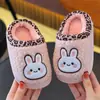 Chinelos infantis de algodão com tema de cachorrinho de desenho animado, adequados para outono e inverno, com solas antiderrapantes, design fofo e estilo fechado e quentinho, para meninos e meninas