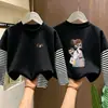Camiseta de Manga Longa para Meninas Estilo Primavera/Outono 2026 Nova Camada de Base Estilosa para Crianças Top de Algodão Puro Top Falso Duas Peças