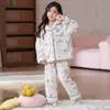 Nuevos pijamas de otoño e invierno para niñas, con un cárdigan de forro polar coral de manga larga, un lindo diseño de dibujos animados, y que brindan calidez y comodidad para usar en casa, también adecuados para usar al aire libre