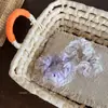 Scrunchie Azul Listrado de Cetim Creme Estilo Ballet para Mulheres, Elástico de Cabelo Versátil para Rabo de Cavalo e Coque, Pequeno Acessório de Cabelo