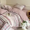 Suave y amigable con la piel, grado A, engrosado, todo algodón, cepillado, juego de cuatro piezas, algodón puro, estampado fresco, estilo de cuatro estaciones, juego de tres piezas para dormitorio