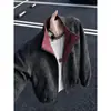 Jaqueta de couro retro color-block estilo americano, nova coleção de outono masculina, com design de gola alta, fechamento por botões e um estilo de peça externa de couro à prova d'água e moderno.