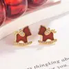 Brincos Pequenos de Tarraxa de Cavalo com Strass Brilhante e Ágata Vermelha Imitação, Design de Nicho de Luxo Leve, Brincos Elegantes, Brincos que Realçam a Tez para o Ano de Nascimento
