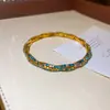 Pulseira wrap colorida inspirada na dopamina cravejada de diamantes, uma peça luxuosa e de alta qualidade, um design novo e único, uma joia deslumbrante e chamativa para mulheres