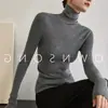 Camiseta base de punto sin costuras de cuello alto gris para mujer, suéter interior ajustado para otoño e invierno con hombros normales y mangas largas, adecuado para usar en capas.