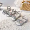Sandálias Abertas para Meninas 2026 Verão Novo Sola Macia Sapatos de Praia Infantis Lantejoulas Desenho Animado Fofas Sandálias de Princesa