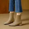 Botas Curtas de Camurça Cor Damasco para Mulheres no Outono e Inverno Novo Estilo Francês Salto Grosso Bico Quadrado com Saia Simples e Fashionável Elásticas Ajustadas
