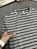 Camiseta retro de rayas y bloques de color estilo americano para hombre, una prenda gruesa de cuello redondo para otoño, que ofrece un look sofisticado como capa interior o camiseta básica