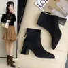 Botas finas de bico fino para outono/inverno 2026, botins de estilo francês, botins curtos de salto grosso com zíper traseiro, versáteis e adequados para o trabalho, sapatos femininos de salto alto