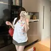 Camiseta Blanca de Manga Corta con Hombros Descubiertos y Estampado de Letras tipo Graffiti para Mujer, Top de Verano Holgado Estilo Coreano Dulce