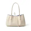 Bolso de mano de cuero para el trabajo, tacto de alta gama, bolso tote de un solo hombro, gran capacidad, estilo de vacaciones de verano para mujer, bolso tejido a mano