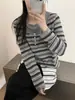 Top de punto de estilo coreano, imitación de dos piezas, a rayas, de manga larga, cuello redondo, diseño de media botonadura, nuevo top de otoño 2026 para mujer
