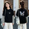 Camiseta de manga comprida com desenho para meninas, conjunto de duas peças de outono, novo estilo 2026, para crianças de tamanho médio e grande, camada base de algodão puro