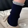 Calcetines de lana para mujer Zhuji de otoño e invierno, engrosados para abrigar, calcetines largos de cachemira con color contrastante y bordes enrollados, calcetines holgados