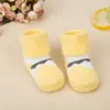Calcetines de rizo asimétricos estilo K para niños al por mayor 0-3 años Calcetines de bebé de dibujos animados Calcetines de algodón engrosados de invierno para bebé