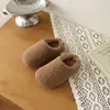 Pantuflas de algodón abiertas para niños para usar en exteriores, nuevo estilo coreano otoño e invierno 2026, pantuflas de felpa cálidas y peludas para casa para niños y niñas