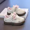 Zapatos Casuales Lindos y Elegantes de Venta Caliente para Niños 2026 Nuevos Zapatos Blancos para Niñas Primavera/Otoño Zapatos Deportivos para Niños Medianos/Grandes Estudiantes