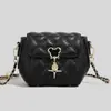 Bolsas Femininas 2026 Estilo Tendência Bolsa Transversal Inspirada na Chanel Acolchoada Versátil Bolsa de Corrente Elegante Bolsa de Ombro Pequena Quadrada