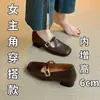 Sapatos femininos de couro com salto grosso, novo modelo outono 2026, bico quadrado, sapatos de salto único com aumento interno de altura, sapatos femininos Mary Jane com tira de fivela e corte baixo