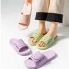 Chinelos de chuveiro femininos de verão para interior, antiderrapantes, com sola macia, chinelos de plástico duráveis para uso externo, PVC verde leve