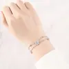 Pulseira de Corrente Dupla com Borboleta Incrustada em Pedra de Cobre Branco Mais Vendida Atravessando Fronteiras, Nicho e Versátil com um Toque de Luxo, Presente para Família e Amigos, Mulheres