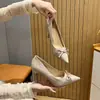 Sapatos de Salto Alto em Couro Envernizado para Mulheres com Laço, Versátil e Estiloso, Scarpins Pretos Sexy de Bico Fino e Decote Baixo, Novo Modelo Início da Primavera 2026
