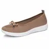 Zapatos casuales de malla Bai Zhenhe Feiwei para mujer, zapatos de tela transpirables del viejo Pekín para madres, zapatos sin cordones suaves para primavera y verano para personas de mediana edad y mayores.