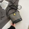 2025 Nuevo Estilo Estilo Extranjero Color de Contraste de Gama Alta Bolso Cubo Portátil de Moda Simple Versátil para el Trabajo Bolso Cruzado para Mujer