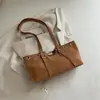 Nova bolsa tote de metal com fivela de rebite estilo coreano para mulheres, uma bolsa de nicho, de grande capacidade, moderna e fashion, adequada para o trabalho e o uso diário