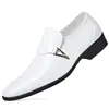 Otoño 2023 nuevo zapatos formales de cuero para hombre zapatos casuales blancos de punta fina estilo británico sin cordones 5755