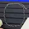 Collar Nuevo Modelo de Marca de Lujo Transfronteriza Europea y Americana 2025 con Logo y Letras Incrustadas de Diamantes para Mujer, Sensación de Alta Gama, Fotos Reales, Collar al por Mayor